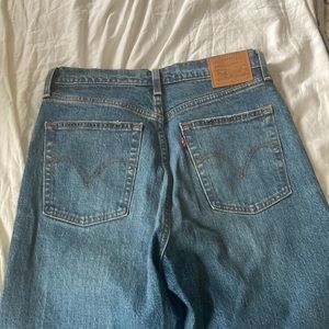 Levi’s ribcage straight size 30. Never worn.